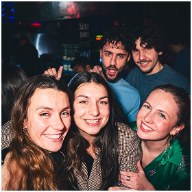 Photo galerie du French Flair - clients au bar