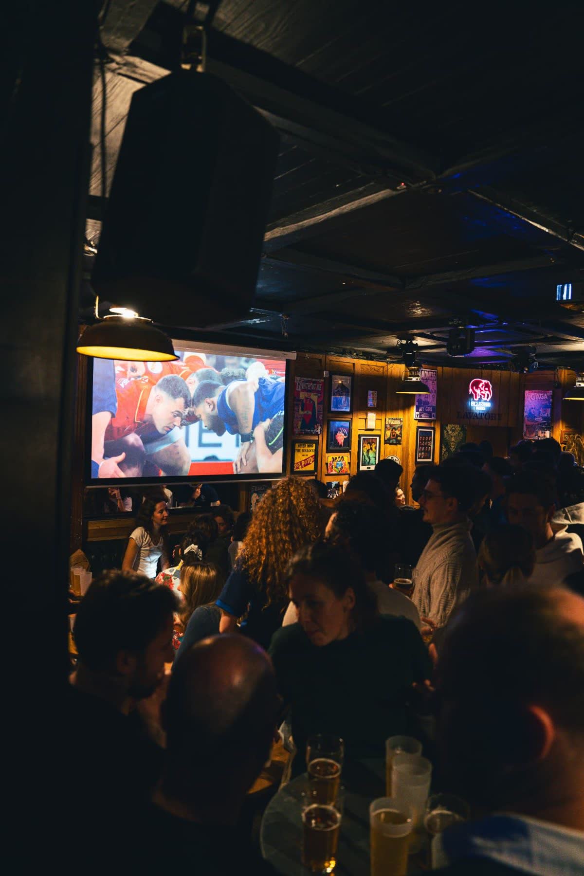 Clients regardant un match de rugby sur l'écran géant du French Flair à Pigalle
