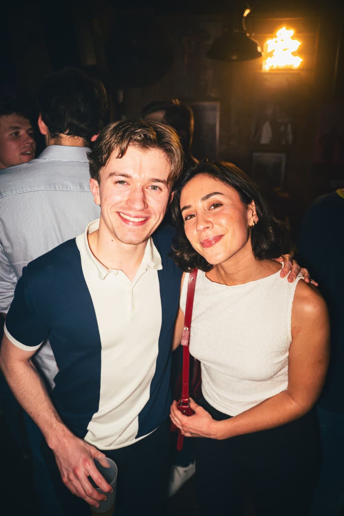 Couple d'amis souriants en soirée clubbing au bar The French Flair à Pigalle