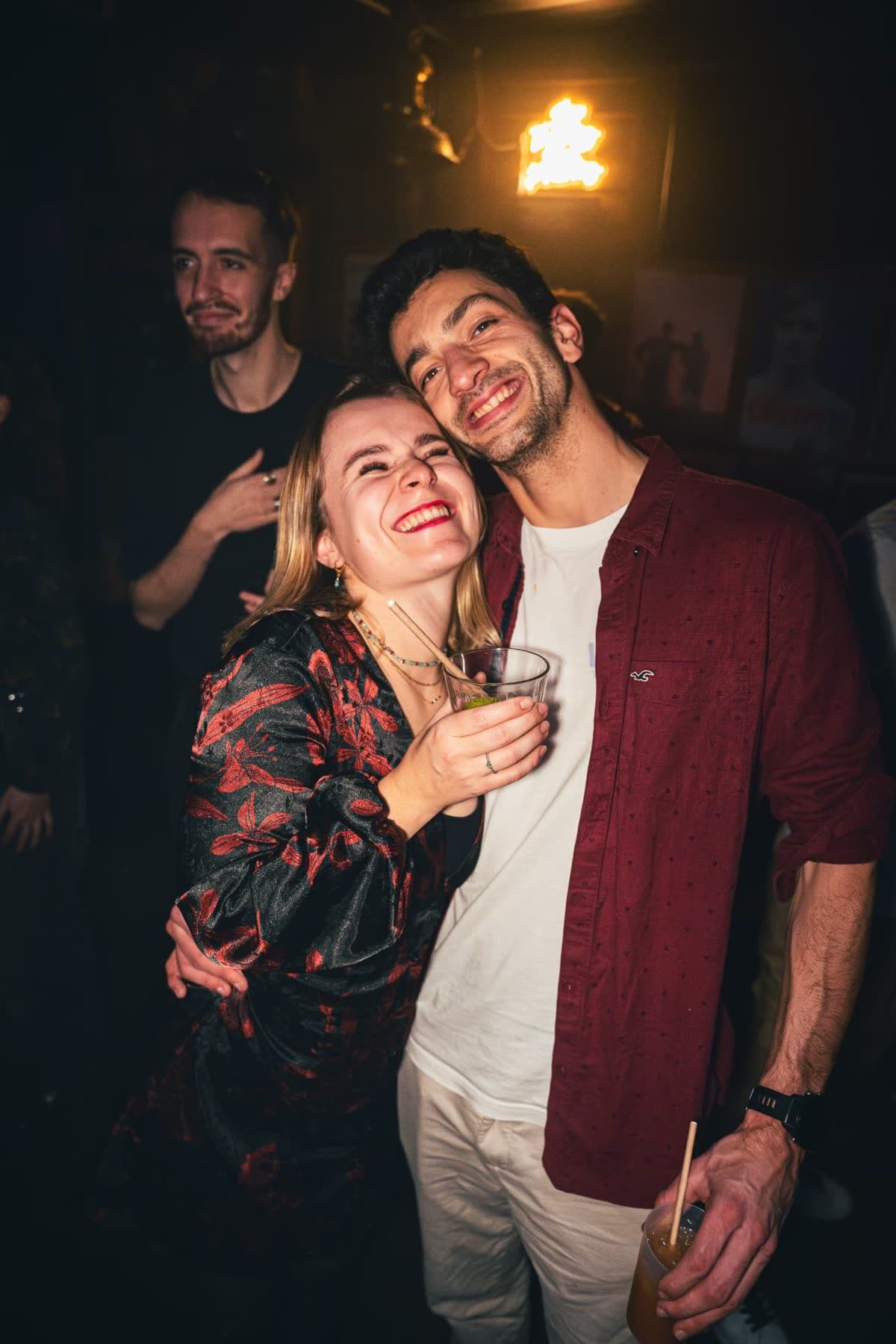 Couple souriant en soirée clubbing au French Flair à Pigalle