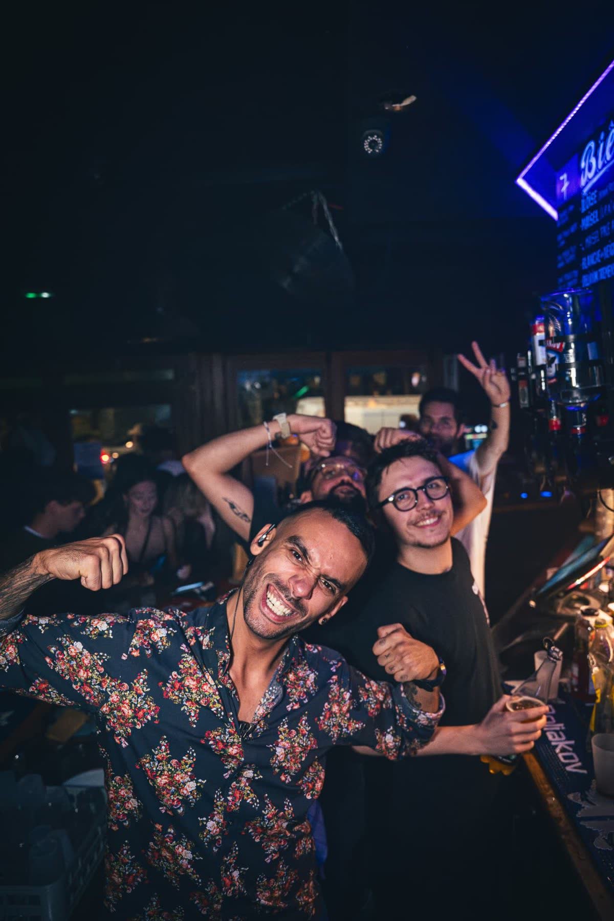 Groupe d'amis au comptoir pendant un DJ set au French Flair