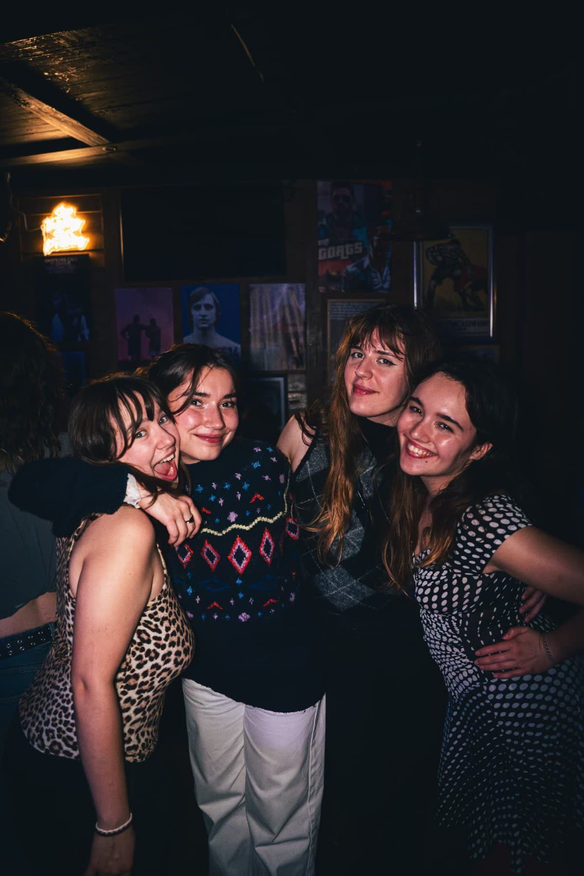 Groupe de filles en soirée au bar The French Flair à Pigalle