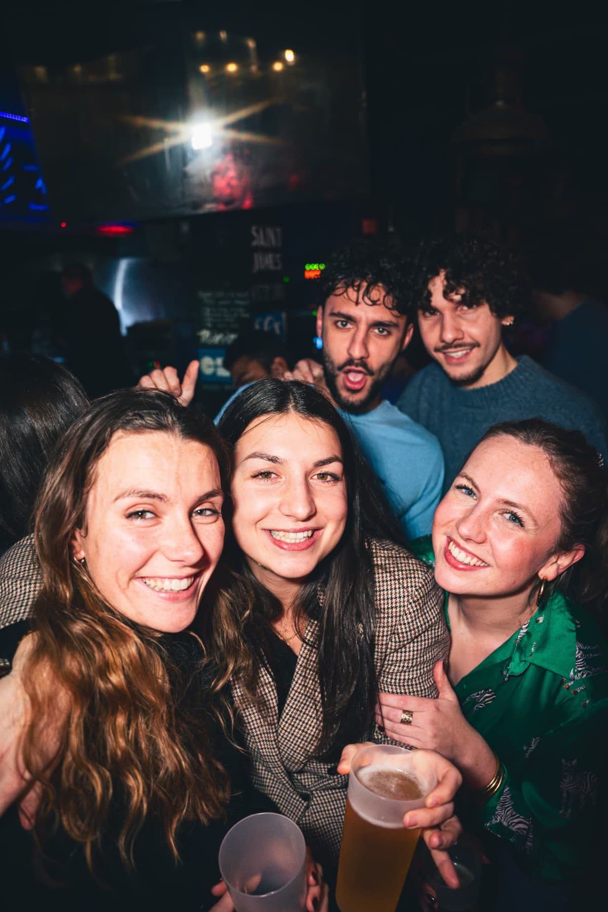 Amis en soirée avec des bières au French Flair, Pigalle