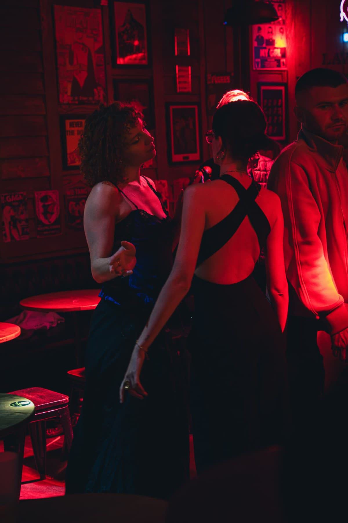 Danse en lumière rouge au French Flair, entre Pigalle et Moulin Rouge