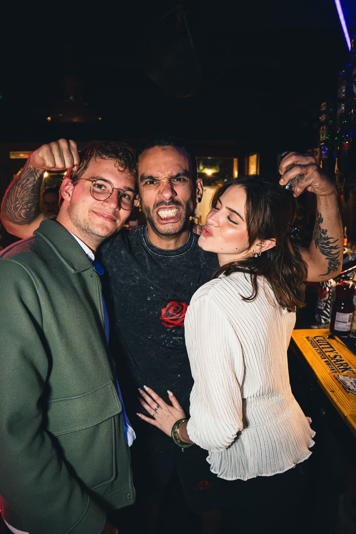 Ambiance festive et sportive au bar The French Flair à Pigalle