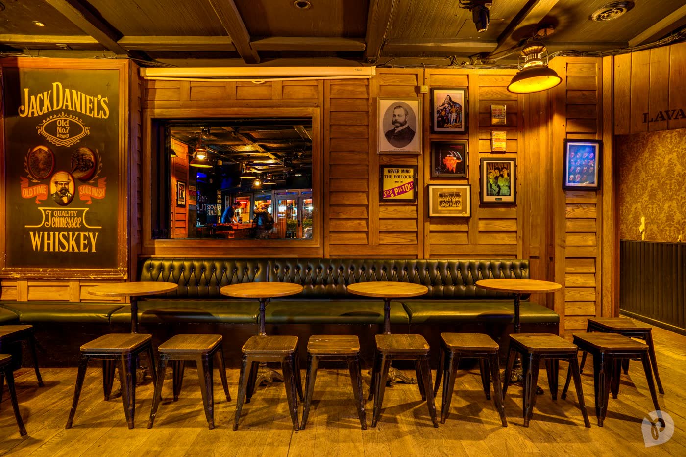 Banquettes et tables du French Flair prêtes pour un groupe