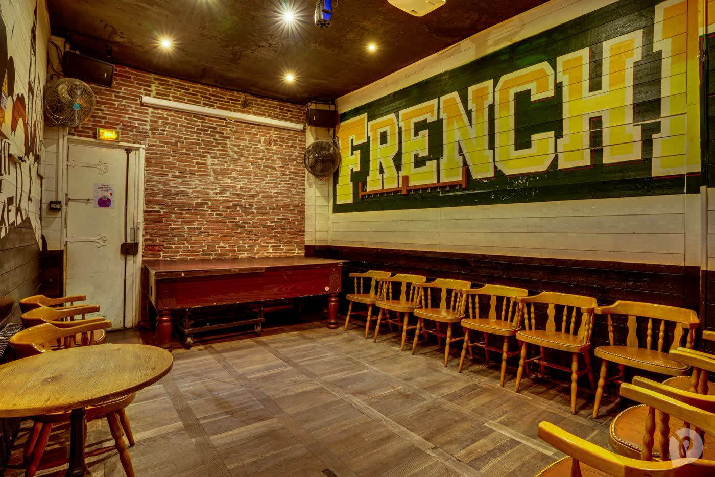Salle privée du French Flair avec fresque murale, tables et banquettes