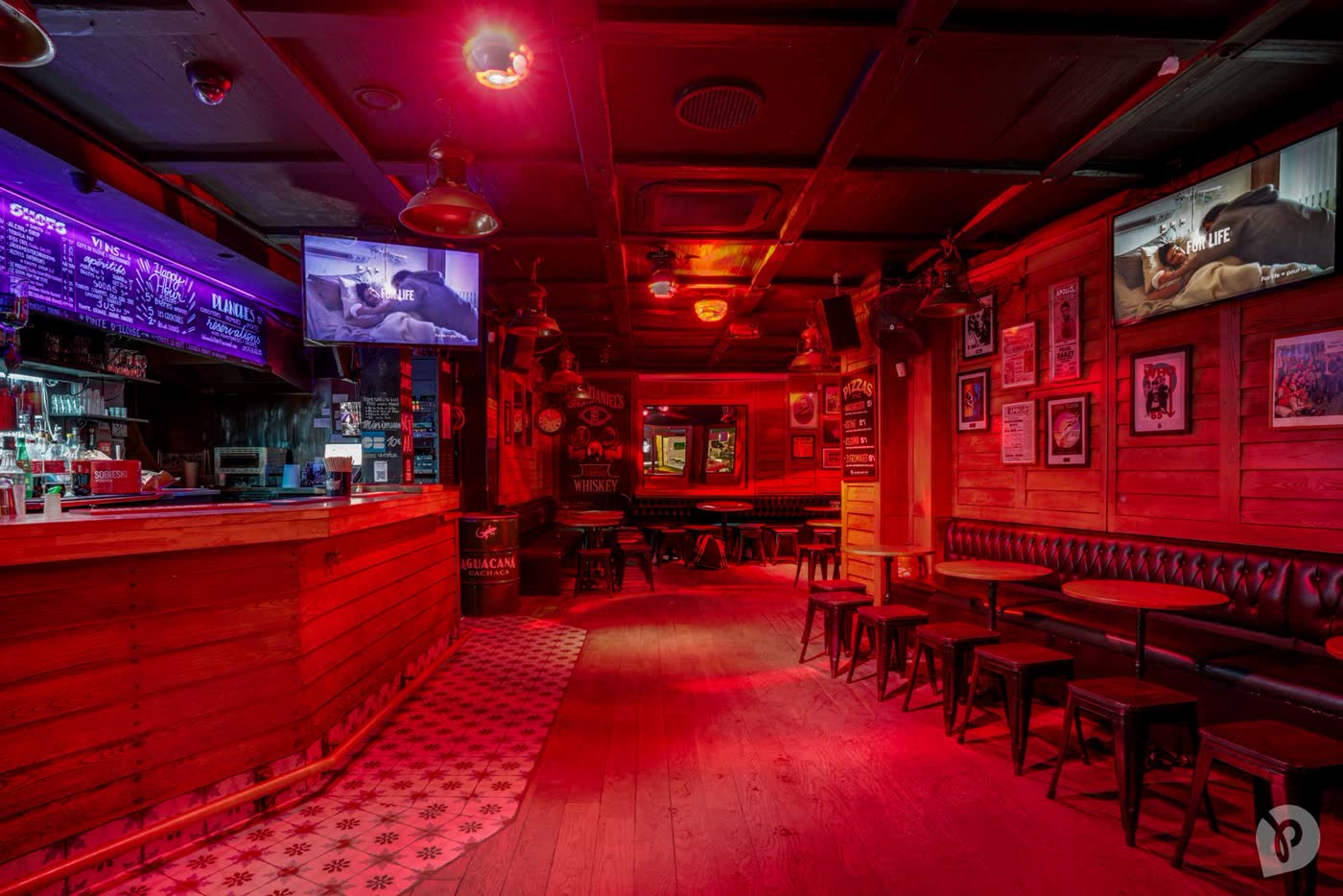 Vue intérieure du bar The French Flair privatisé à Pigalle