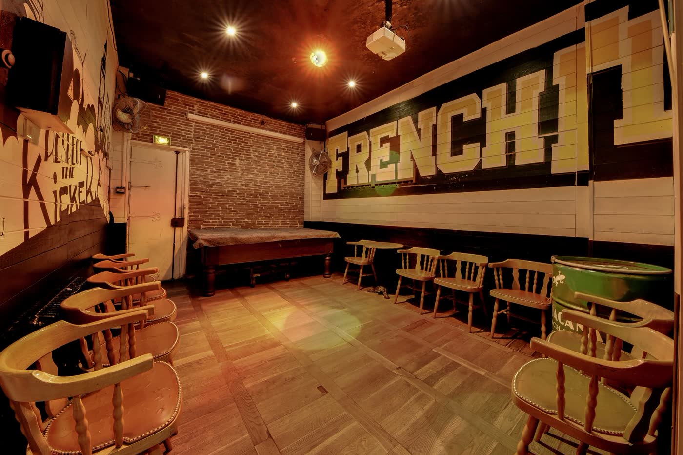 Salle privée du French Flair avec fresque et billard