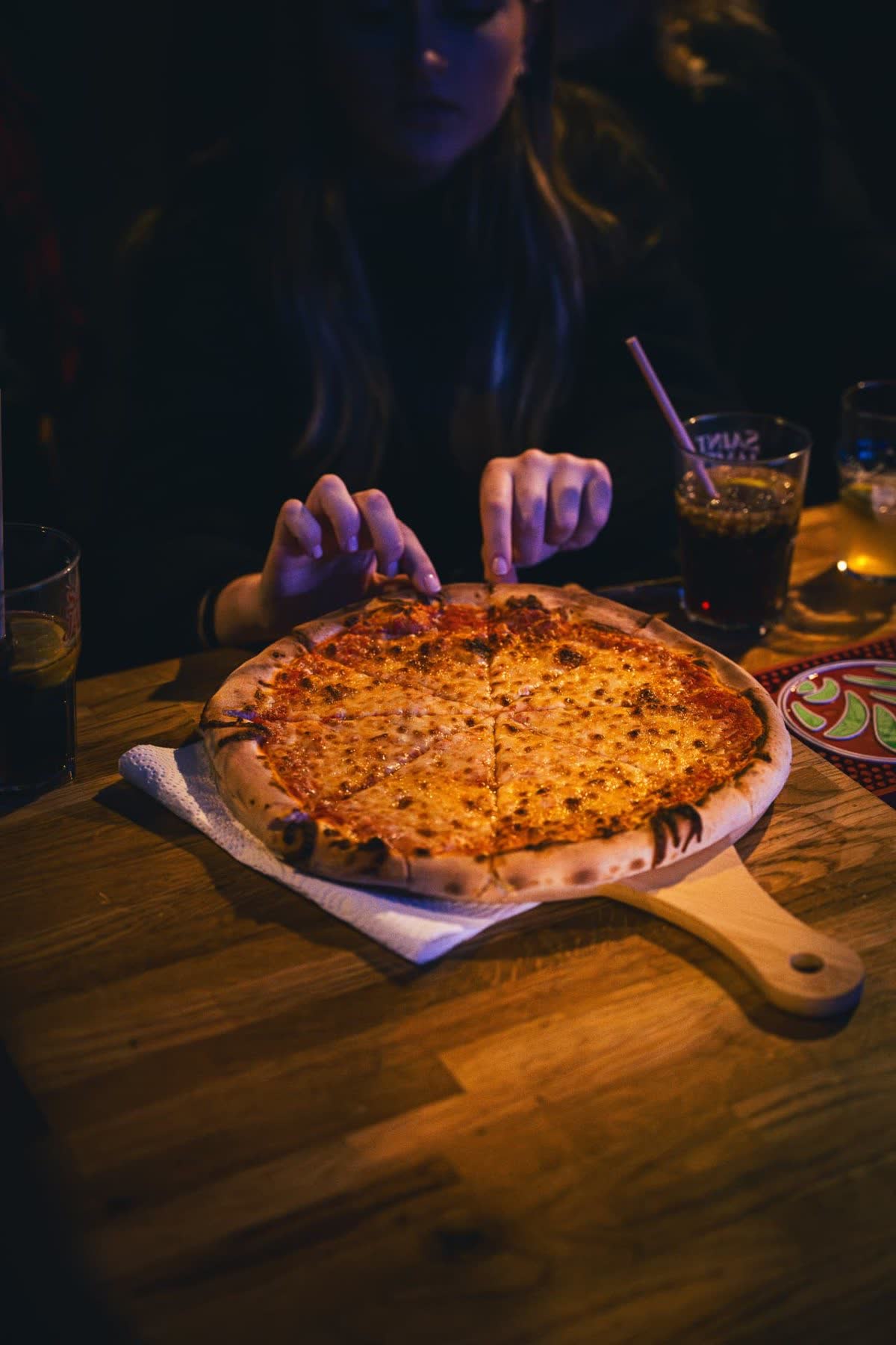 Pizza servie sur planche en bois au French Flair à Pigalle
