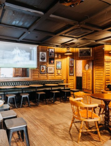 Salle avec tables pour réservation de groupe au French Flair